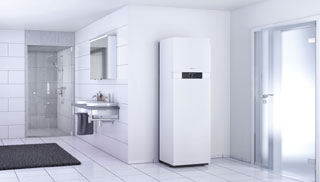 Zu sehen ist ein Modernes Bad mit Waschbecken, Spiegel und Dusche, komplett mit weißen Fliesen an Wand und Boden.