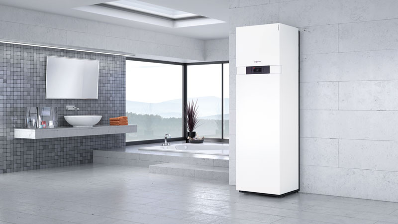 Zu sehen ist ein Modernes Bad mit Waschbecken, Spiegel und im Boden eingebauter Badewanne.